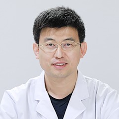 熊猫体育咖啡斑面部有不规则的浅咖色斑图(图1)