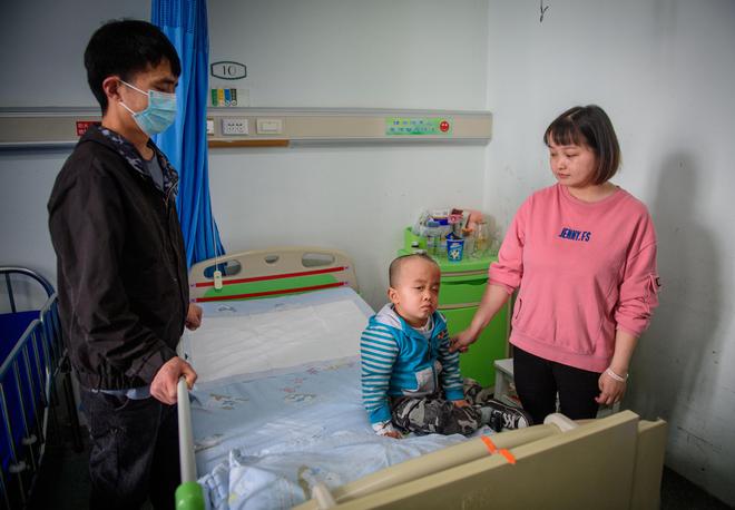 熊猫体育·(中国)官方网站男童经常摔跤开颅后发现脑袋里有特殊东西装上“抽水泵”保(图1)