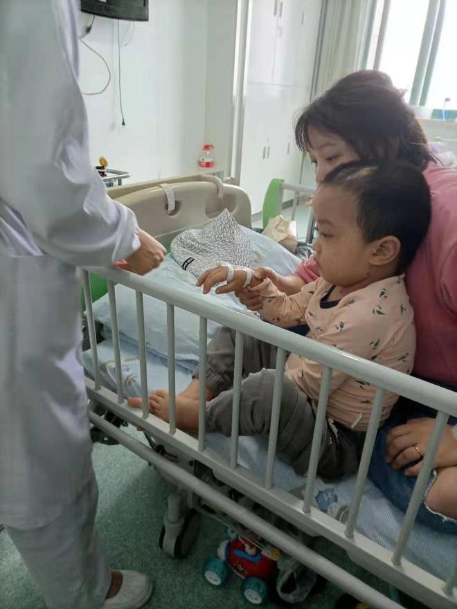 熊猫体育·(中国)官方网站男童经常摔跤开颅后发现脑袋里有特殊东西装上“抽水泵”保(图2)
