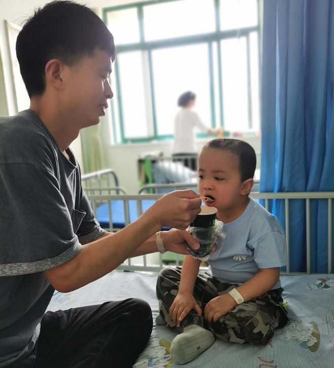 熊猫体育·(中国)官方网站男童经常摔跤开颅后发现脑袋里有特殊东西装上“抽水泵”保(图6)