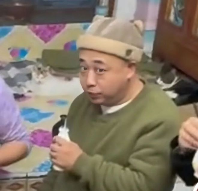 熊猫体育·(中国)官方网站从童年之光变“垃圾食品”打工人现在又把它喝出「松弛感」(图2)